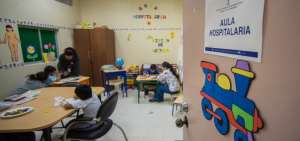 18 ni&ntilde;os y adolescentes se educan en el aula hospitalaria del Carlos Andrade Mar&iacute;n. La carga horaria de las clases depende del mejoramiento de la salud de los menores de edad. Dos maestras se encargan de la instrucci&oacute;n.