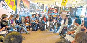 Los estudiantes de la U. Cat&oacute;lica se reunieron ayer para analizar las medidas que tomar&aacute;n por los cobros. Foto: Santiago Aguirre / El Tel&eacute;grafo