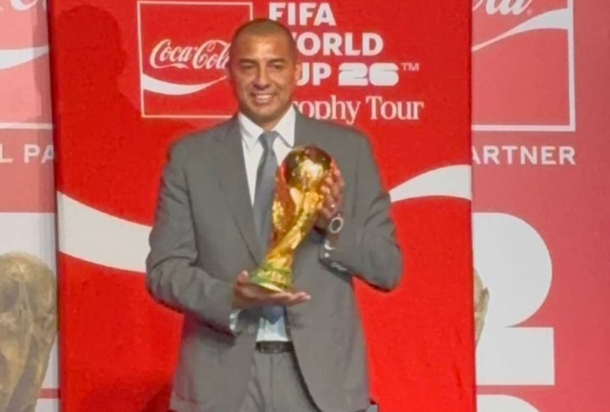 David Trezeguet presenta el trofeo del Mundial en Ecuador y enciende la fiesta mundialista