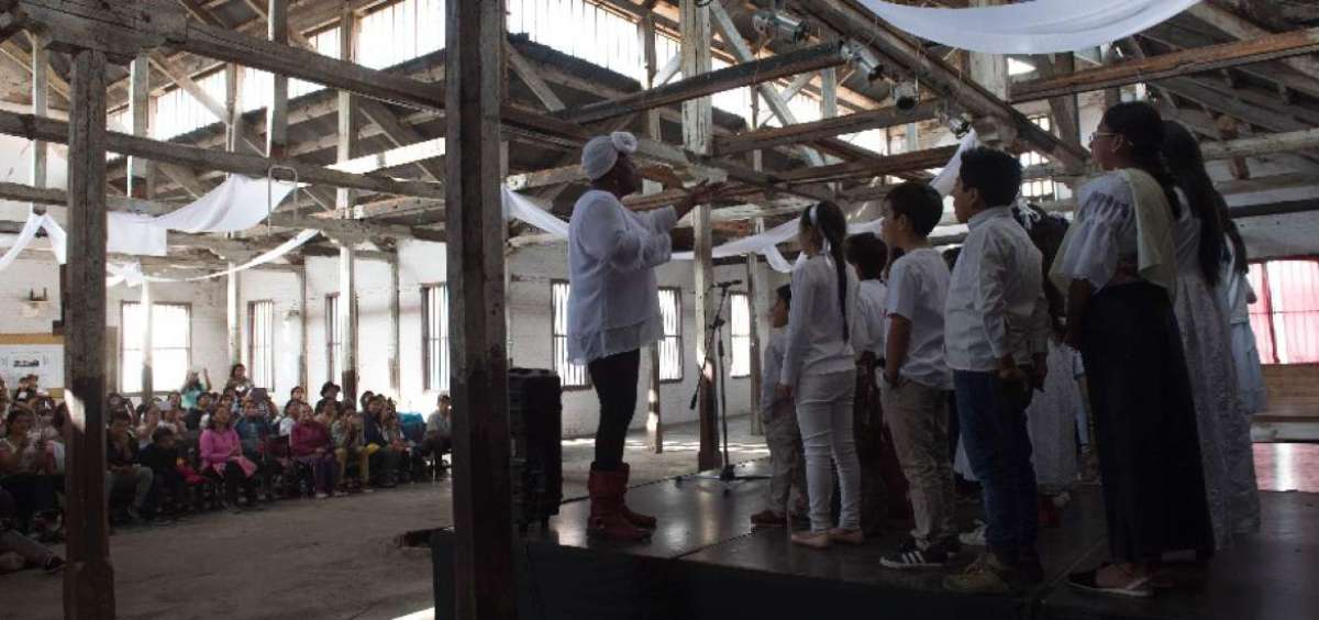 La profesora Jes&uacute;s Garc&iacute;a (de pie a la izquierda) y su colega Mar&iacute;a J&aacute;tiva ense&ntilde;an a ni&ntilde;os y j&oacute;venes la riqueza cultural de Otavalo.    