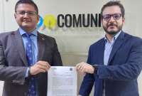  Milton Altamirano, rector de Cuest TV, y Juan Xavier Giler, gerente subrogante de la Empresa Pública del Ecuador, durante la firma del acuerdo interinstitucional.