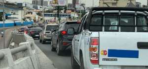 Guayaquil soporta en todas sus calles un intenso tr&aacute;fico en esta &eacute;poca.