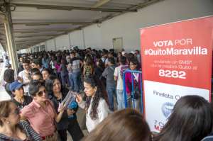 Una fila de aproximadamente 1.000 personas fue continua ayer  en el Parque Bicentenario. Las entradas se entregan tambi&eacute;n en las administraciones zonales. Foto: Fernando Sandoval / El Tel&eacute;grafo