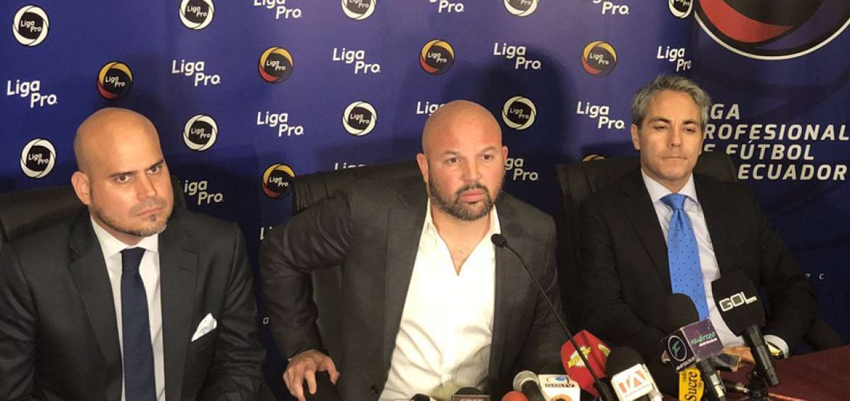 El presidente de la Liga Profesional, Miguel &Aacute;ngel Loor (centro), durante la rueda de prensa donde anuncia las novedades de la reuni&oacute;n del consejo.