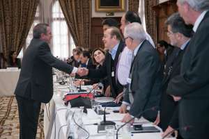 El ministro de Relaciones Exteriores, Ricardo Pati&ntilde;o, saluda a los embajadores que se re&uacute;nen esta semana en la Canciller&iacute;a. Foto: Cortes&iacute;a Canciller&iacute;a