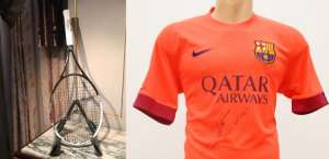 La raqueta de Djokovic y la camiseta de Messi est&aacute;n en subasta en Ebay.