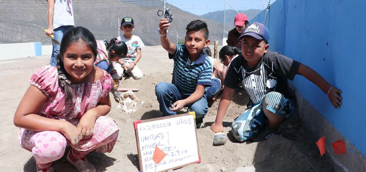 Los ni&ntilde;os hacen trabajo de campo guiado, en huertos cercanos al museo. All&iacute; utilizan las herramientas de los arque&oacute;logos para las excavaciones.