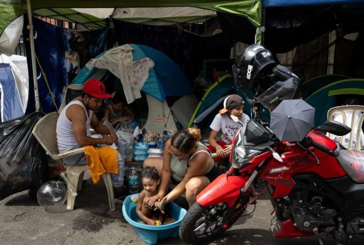 Personas esperan resguardadas en carpas frente a un edificio afectado por el doble terremoto en Caracas.