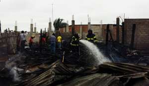 Personal del Cuerpo de Bomberos de Machala acudi&oacute; al siniestro para evitar una mayor desgracia. Foto: Fabricio Cruz / El Tel&eacute;grafo