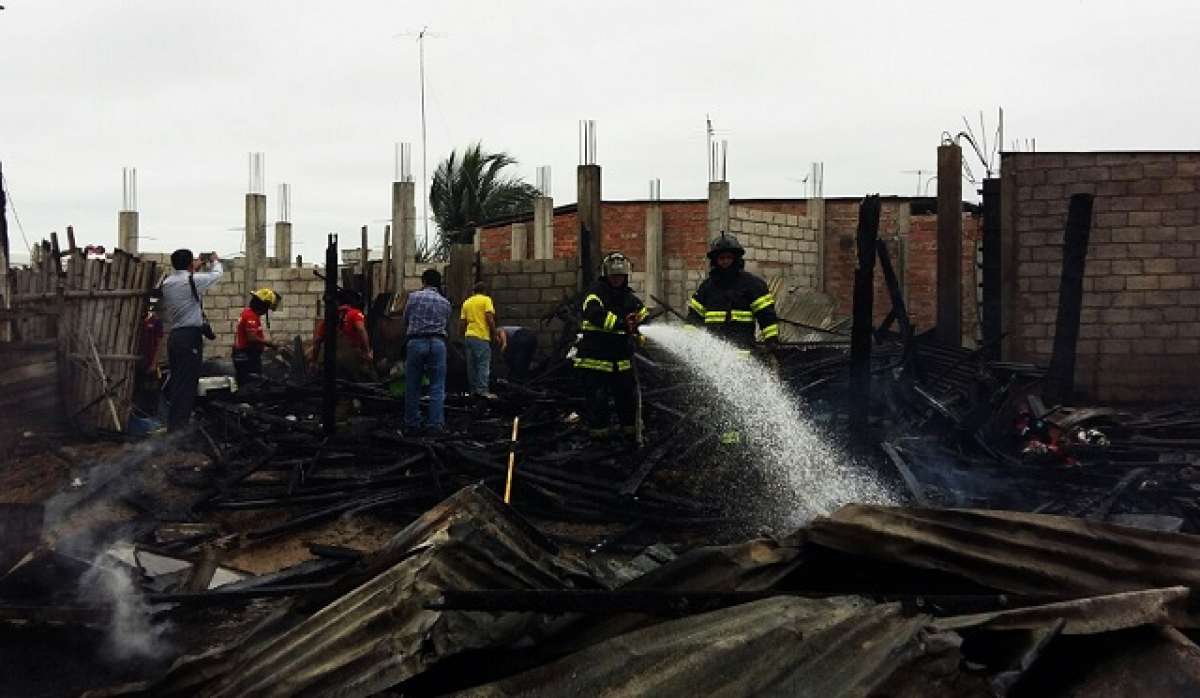Personal del Cuerpo de Bomberos de Machala acudi&oacute; al siniestro para evitar una mayor desgracia. Foto: Fabricio Cruz / El Tel&eacute;grafo