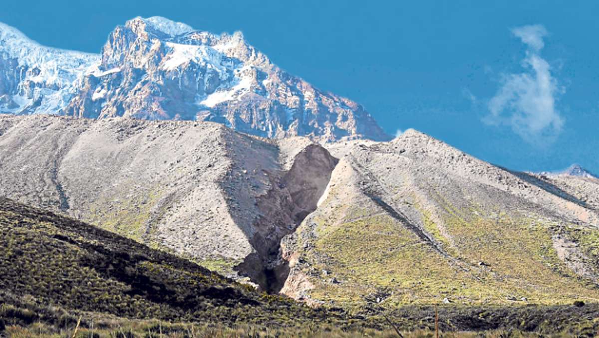 Una disminunci&oacute;n en los glaciares experimenta el volc&aacute;n Chimborazo, lo cual provoc&oacute; que descienda agua, lodo y piedras hasta comunidades cercanas a Guano. Sembr&iacute;os y una tuber&iacute;a de agua se destruyeron. Foto: cortes&iacute;a de INAMHI