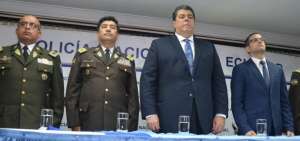 El ministro Mauro Toscanini (c) estuvo en la posesi&oacute;n de Nelson Villegas como nuevo comandante de la Polic&iacute;a. 