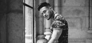El artista ecuatoriano se inclin&oacute; por su vocaci&oacute;n musical desde la adolescencia con la agrupaci&oacute;n Kings of Lake, donde interpretaba temas urbanos.