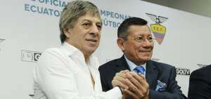 Francisco &lsquo;Paco&rsquo; Casal (i), due&ntilde;o de GolTV, y Carlos Villac&iacute;s, presidente de la Ecuaf&uacute;tbol, el d&iacute;a que firmaron el contrato por los derechos de televisi&oacute;n del torneo ecuatoriano.