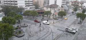 Una capa de granizo cubre diversos sectores de Quito.