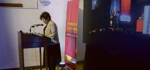 La escritora guayaquile&ntilde;a Mar&iacute;a Fernanda Ampuero, durante su intervenci&oacute;n en la actividad literaria mundial: la lectura de Don Quijote de la Mancha.   