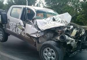 El veh&iacute;culo de TC mientras era remolcado por una gr&uacute;a. Foto: Radio Vega Mega