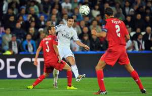Federico Fazio (d.) fue titular en el encuentro de esta tarde ante el Real Madrid en Cardiff. Foto: AFP