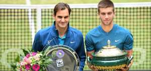 Federer pierde la final de Halle con Coric y cede el n&uacute;mero 1 mundial
