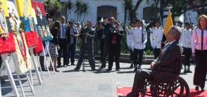 Moreno lider&oacute; la ofrenda floral en la Plaza Grande