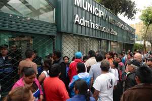 Los comerciantes se concentraron en la Administraci&oacute;n Zona, al norte de Quito. Foto: Carina Acosta / EL TEL&Eacute;GRAFO