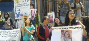 Familiares y defensores de los derechos de las mujeres se concentraron esta tarde frente al Complejo Judicial, en Cuenca. 