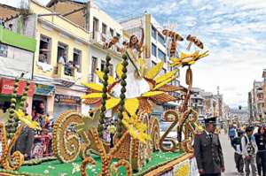 El desfile por la avenida Cevallos es el momento cumbre de la fiesta m&aacute;s importante de la ciudad de Ambato, ubicada en el centro andino del Ecuador. Roberto Ch&aacute;vez/ El Tel&eacute;grafo