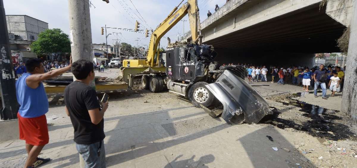 Trailer se qued&oacute; sin frenos y colision&oacute; con dos veh&iacute;culos