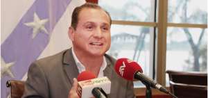 Luis Monqe, gobernador del Guayas durante una rueda de prensa.