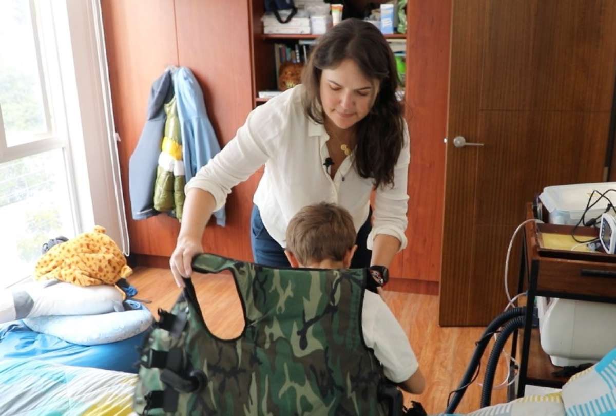 Diana Stancey, arquitecta de 43 a&ntilde;os, junto a su hijo Nicol&aacute;s. 