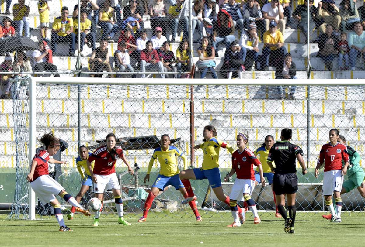 Tatiana Ariza (izq.) en el momento que ejecuta el fuerte remate que deriv&oacute; en el &uacute;nico tanto de la selecci&oacute;n colombiana. Foto:  Fernando Sandoval / El Tel&eacute;grafo.