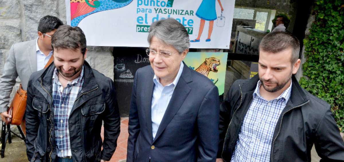 El precandidato presiencial, Guillermo Lasso mantuvo una reuni&oacute;n con los l&iacute;deres del colectivo Yasunidos.