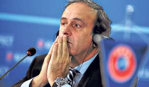 A Platini se le reprocha un pago de 1,8 millones de euros, recibido en 2011 de parte de Joseph Blatter, presidente dimisionario de la FIFA. Foto: AFP