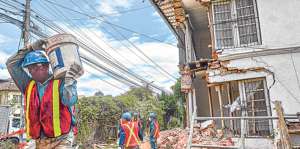 Los due&ntilde;os de la vivienda afectada en Quito iniciaron ayer, por su cuenta, la remoci&oacute;n de los escombros. Foto: Santiago Aguirre/ El Tel&eacute;grafo
