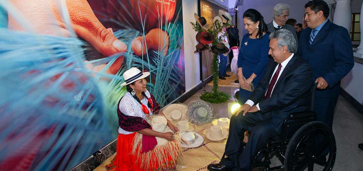 La exposici&oacute;n Artesano-Artista muestra el trabajo de cientos de ecuatorianos que conservan el legado de sus antepasados en las creaciones manuales que se las puede apreciar hasta el 1 de octubre en el Palacio de Gobierno.