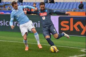 Gonzalo Higua&iacute;n (d.) es el goleador del Napoli con 10 tantos. Foto: AFP
