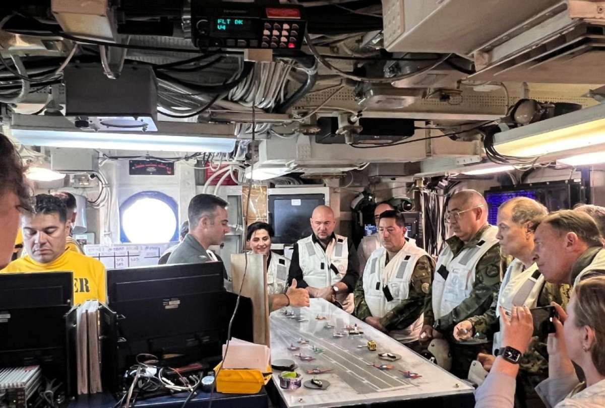 La Operaci&oacute;n Southern Seas 2026 incluy&oacute; maniobras con un portaaviones y buques ecuatorianos.