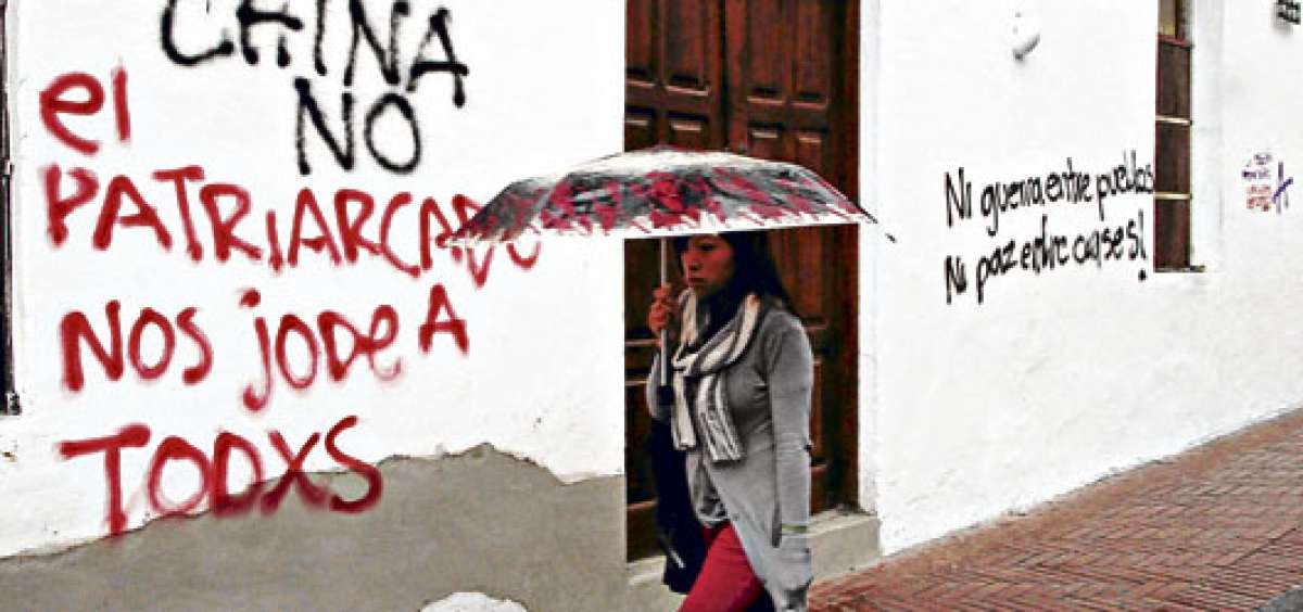 La fachada de una casa de la calle Guayaquil, en Quito, luci&oacute; con varios grafitis pintados en el trayecto de la marcha opositora. Foto: Daniel Molineros / EL TEL&Eacute;GRAFO