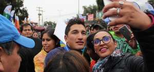Jefferson Cepeda posa para una selfie junto a una fan&aacute;tica boliviana. El ciclista ecuatoriano no tuvo problemas, a pesar del cansancio, de atender a los decenas de personas que siguieron la prueba de ruta en los Juegos Suramericanos.