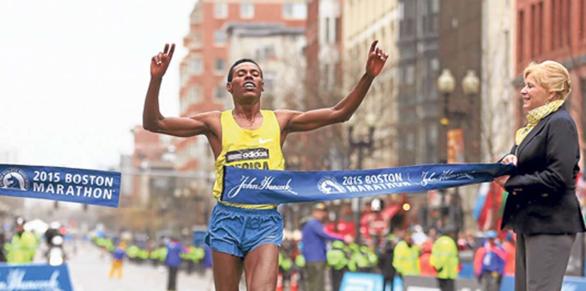 Desisa expres&oacute; al final de la carrera que a&uacute;n recuerda el tr&aacute;gico suceso de 2013, donde murieron 3 personas y 264 resultaron heridas. Foto: AFP