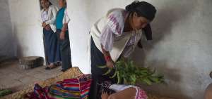 En San Bernardo Alto, de la parroquia Columbe, en el cant&oacute;n Colta, los habitantes le tienen mucha fe a Fabi&aacute;n Cepeda. Las mujeres que est&aacute;n pr&oacute;ximas a alumbrar lo buscan porque es considerado un experto en su oficio.