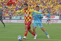 Jeison Medina (izq.) durante el duelo disputado entre Aucas y Universidad Católica, en el estadio de Chillogallo.