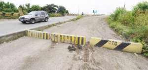 El distribuidor de tr&aacute;fico de la Avenida Nicol&aacute;s Lapentti (Dur&aacute;n) presenta separaciones en ciertos segmentos, desgaste del asfalto y da&ntilde;os en las barandas.