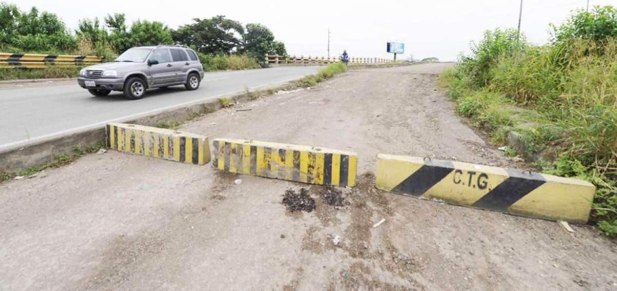 El distribuidor de tr&aacute;fico de la Avenida Nicol&aacute;s Lapentti (Dur&aacute;n) presenta separaciones en ciertos segmentos, desgaste del asfalto y da&ntilde;os en las barandas.