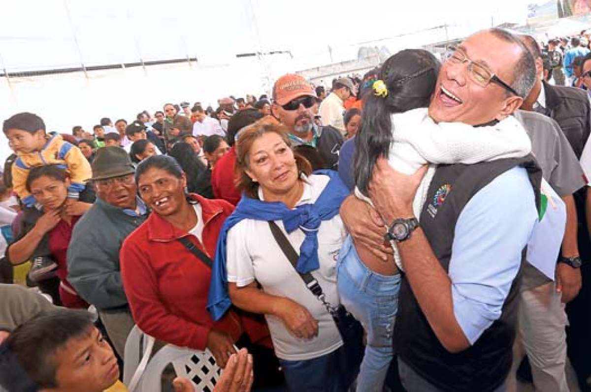 El vicepresidente Jorge Glas dijo que el presidente Rafael Correa firm&oacute; la semana pasada un decreto para apoyar con capital semilla a los emprendedores ecuatorianos. Ayer present&oacute; un auto el&eacute;ctrico. Foto: Cortes&iacute;a de la Presidencia
