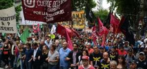La concentraci&oacute;n tambi&eacute;n repudi&oacute; la represi&oacute;n policial a un reclamo de obreros de una firma av&iacute;cola. 