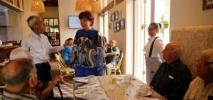 Luc&iacute;a Fern&aacute;ndez cuando ofreci&oacute; un desayuno a los adultos mayores que visitan el parque central de Manta