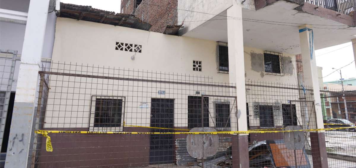 Hasta el mediod&iacute;a de ayer, el inmueble permanec&iacute;a cercado para restringir el acceso. Las paredes endebles laterales de la parte alta son visibles.