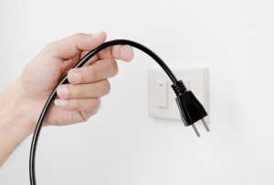 Los electrodomésticos se deben desconectar cuando se va la luz. 