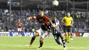 Marcos Caicedo (d) fue el jugador m&aacute;s desequilibrante de Emelec, ya que su ingreso le dio m&aacute;s din&aacute;mica al club guayaquile&ntilde;o. Foto: Francisco Ipanaqu&eacute; 